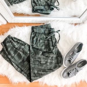 NWOT Women’s Camo Jogger Utility Pants